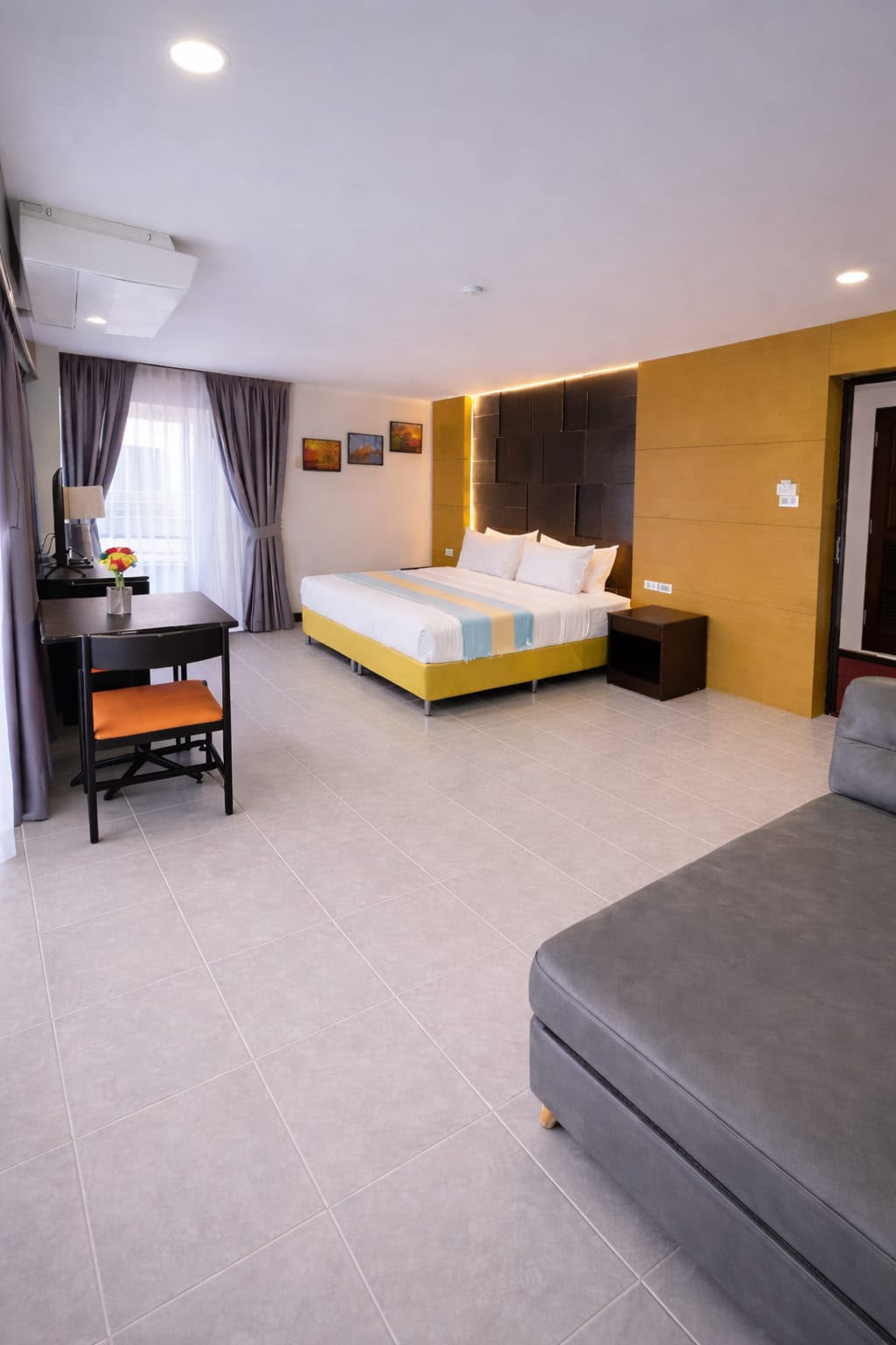 Suite room — second view with lounge area